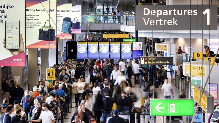 Du fait du manque de personnel lié au licenciement de milliers de personnes pendant la pandémie, les passagers ont dû faire face à d'énormes files d'attente depuis le printemps, sur fond de reprise du trafic. (archives)