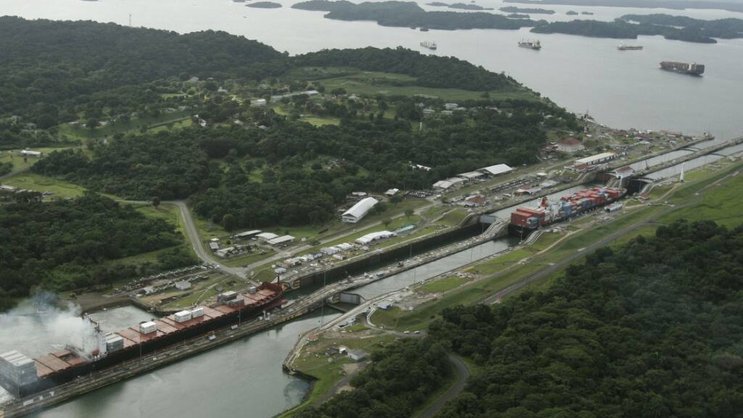 En raison de la sécheresse, l'opérateur du canal de Panama a annoncé mardi réduire encore davantage le nombre de traversées. (archives)