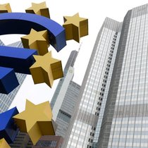La hausse drastique des taux en 2022 et 2023 a fait augmenter immédiatement les intérêts que la BCE doit payer, surtout via le système de paiement entre banques de la zone euro et, un peu moins, sur les dépôts des banques commerciales à son guichet.