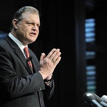 Claude Béglé a été élu président du conseil d’administration de La Poste en 2008. Il démissionnera en 2010 à la suite de dissensions avec la direction générale.