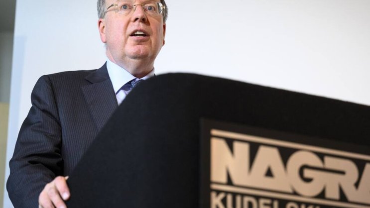 L'histoire de l'enregistreur portable Nagra commence avec un Polonais réfugié, Stefan Kudelski. Son fils André Kudelski a repris la tête du groupe en 1991. Photo: lors d'une conférence de presse à Cheseaux (VD) en février 2023.