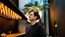 Antoine Sarraute est le cofondateur de Wakweli, qui a développé un protocole de certification de NFT. La société est un spin-off de EverdreamSoft, basée à Genève.