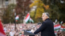 Le Premier ministre hongrois Viktor Orban a indiqué vendredi que son pays allait chercher des moyens de "contourner" les sanctions américaines contre deux géants des hydrocarbures russes (archives).