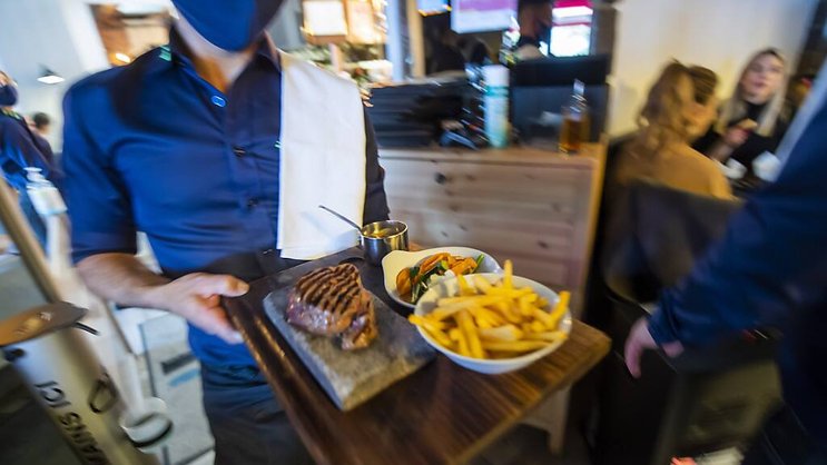 Les emplois dans la restauration notamment sont particulièrement concernés par l'initiative cantonale pour un salaire minimum. (Image d'illustration).