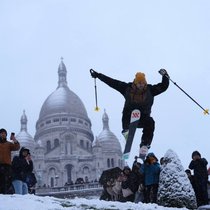 La neige fait aussi des heureux sous le Sacré-Coeur, au centre de Paris.