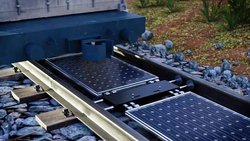 L’exploitation des 7 millions de mètres carrés de surfaces disponibles entre les rails en Suisse permettrait de produire autant d’électricité que 350 000 toits de maisons dotés de panneaux solaires.