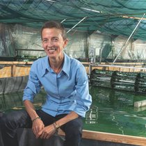 Nataliya Robert reprend une serre agricole à l'abandon, à Payerne, pour y installer quatre bassins, sur 500 m2, et mener des tests.