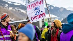 Environ 600 manifestants se sont rassemblés samedi à Küblis (GR) pour une manifestation contre le WEF.
