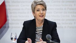 Malgré les protestations, la conseillère fédérale Karin Keller-Sutter veut tout de même taxer les capitaux des rentes.