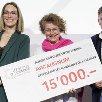 Arianne Rouge, syndique de Corsier-sur-Vevey (au centre), remet le prix de la catégorie Entreprendre à Esther Bonté et Maxime Calderaro, fondateurs d’Arcalignum.