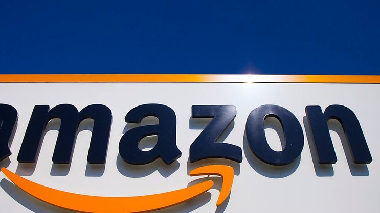 Amazon a annoncé mardi une réorganisation au Royaume-Uni incluant la fermeture de trois centres de distribution employant 1200 personnes et l'ouverture de deux autres avec 2500 embauches à la clé. (archives)