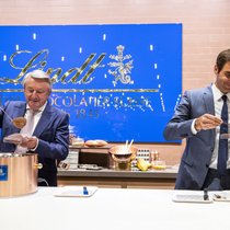 La pression monte sur Ernst Tanner, président depuis 32 ans. Son trône vacille, tout comme le cours du chocolatier en Bourse.