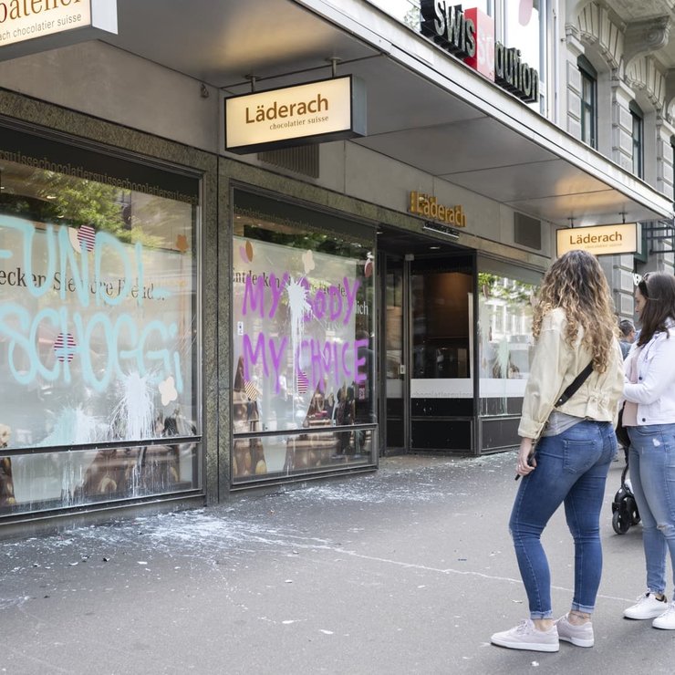 Des graffitis sur la vitrine du magasin de la Bahnhofstrasse de Zurich lors du 1er mai 2024. En 2020, le propriétaire du confiseur avait exprimé son opposition à l’avortement et aux droits LGBT. 
