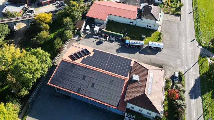 Grâce à 261 panneaux photovoltaïques posés sur les toits d’un quartier voisin par OptimalGo et Studer Innotec, le Paléo Festival a couvert 50% de ses besoins électriques.
