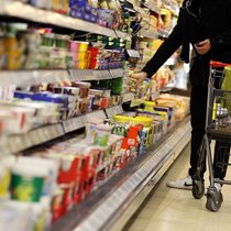 "Le but des grands distributeurs n'est pas de baisser les prix, mais de modifier l'image des prix qu'ont les consommateurs et cette image se fonde sur quelques articles symboliques", explique M. Inglard tout en prédisant que les prix dans l'alimentation vont poursuivre leur escalade.