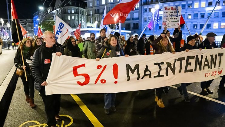 Environ 500 manifestants de la fonction publique et parapublique vaudoise ont réclamé une hausse de salaire de 5% pour 2024 mardi à Lausanne.