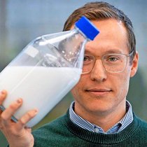 Les écailles exosquelettiques blanches du scarabée Cyphochilus ont inspiré les recherches des chercheurs d’Impossible Materials, explique Lukas Schertel.