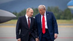 August 15, 2025, Anchorage, Ak, United States of America: U.S. President Donald Trump, right, escorts Russian President Vladimir Putin, left, down the red carpet during the arrival ceremony at Joint Base Elmendorf Richardson, August 15, in Anchorage, Alaska. Trump is hosting Putin for talks to end the Russian war in Ukraine. Anchorage United States of America - ZUMAp138 20250815_zaa_p138_025 Copyright: xBenjaminxApplebaum/Dodx
August 15, 2025, Anchorage, Ak, United States of America: U.S. President Donald Trump, right, escorts Russian President Vladimir Putin, left, down the red carpet during the arrival ceremony at Joint Base Elmendorf Richardson, August 15, in Anchorage, Alaska. Trump is hosting Putin for talks to end the Russian war in Ukraine. Anchorage United States of America - ZUMAp138 20250815_zaa_p138_025 Copyright: xBenjaminxApplebaum/Dodx