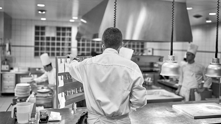 «Lorsque j’annonce une commande, la brigade doit répondre «Oui, chef» et j’entends immédiatement si une voix manque», relève Dominique Gauthier, du restaurant Le Chat-Botté.