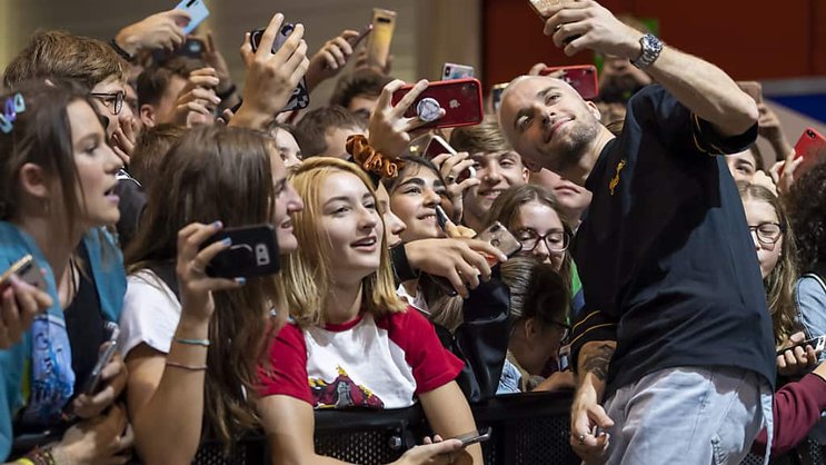 Le Youtubeur Squeezie (à droite) est l'influenceur le plus suivi par les ados suisses (archives).