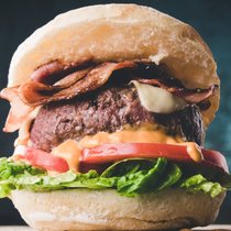 8100 milliards, c’est le déficit entraîné par la perte de productivité due aux maladies provoquées par notre alimentation (maladies cardiovasculaires, diabète et cancers en tête), selon le rapport 2024 de l’agence de l’ONU pour l’alimentation et l’agriculture (FAO).
