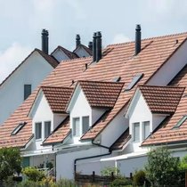 Dans un nombre de plus en plus restreint de régions, les ménages suisses au revenu moyen peuvent encore se permettre d’acheter un logement.