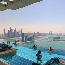 Dubaï est passée d'une petite ville tranquille dans le désert à l'une des plus grandes métropoles du monde.