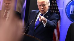 Donald Trump s'est montré furieux vendredi après la décision de la Cour suprême. Dans une conférence de presse un peu plus tard, il a annoncé une nouvelle taxe de 10%.