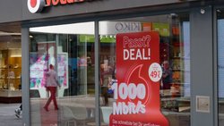 Face à des performances en berne ces dernières années, Vodafone a supprimé 10'000 emplois, vendu ses branches espagnoles et italiennes et a bouclé sa fusion avec l'opérateur Three au Royaume-Uni. (archives)