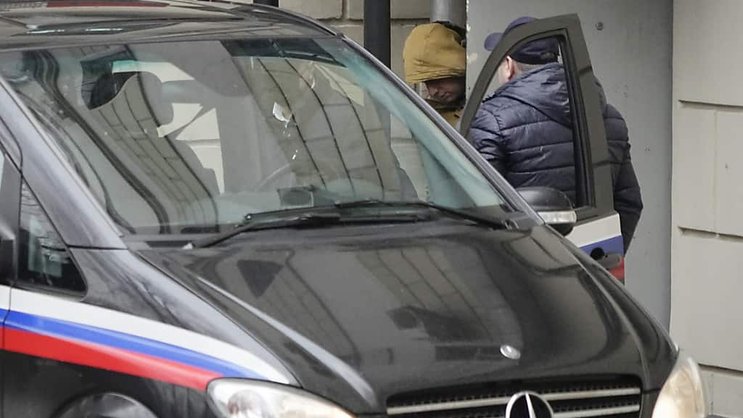 Le journaliste du Wall Street Journal Evan Gershkovich est escorté par des officiers du tribunal Lefortovsky jusqu'à un bus, à Moscou, Russie, jeudi 30 mars 2023.