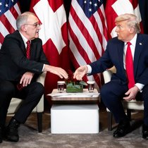 Guy Parmelin et Donald Trump se serrent la main au début de leur entretien à Davos.