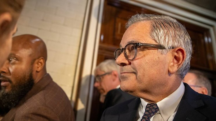 Le procureur de Philadelphie Larry Krasner (R) quitte la salle de justice après une audience concernant son procès contre l'entrepreneur technologique américain Elon Musk le 31 octobre. Il qualifie de "loterie illégale" les cadeaux d'un million de dollars offerts par Musk aux électeurs.