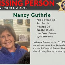 Le FBI a annoncé offrir une récompense de 50'000 dollars pour toute information permettant de retrouver Nancy Guthrie saine et sauve ou conduisant à l'arrestation et à la condamnation du ou des responsables de sa disparition.