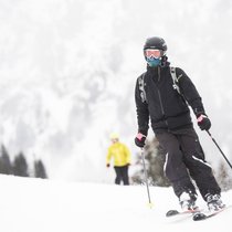 Le casque de ski devient obligatoire en Italie (image d'archives).