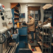 A la Cordonnerie de Neuchâtel, cinq générations d’artisans se sont succédé depuis 1890. Ici, Edgar Soares, le cordonnier actuel au travail dans son atelier.