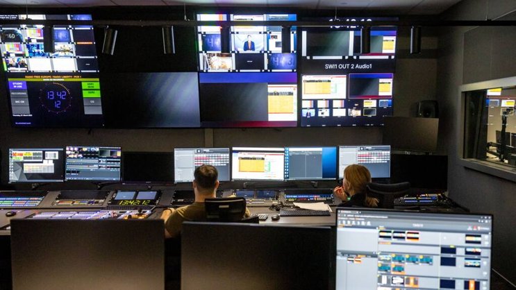 Le personnel travaille dans la salle de contrôle des studios de télévision au siège de Radio Free Europe/Radio Liberty à Prague.