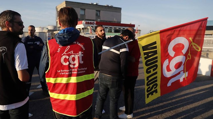 La grève se poursuit en France dans les stations-service.