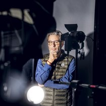 La société Point Prod (en photo, le directeur associé David Rihs) est active au sein d’un bâtiment nommé Le Cube. Ce hub audiovisuel et digital genevois rassemble plusieurs entreprises et agences du Groupe Point Prod Actua, ainsi que la chaîne de télévision Léman Bleu.
