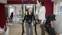 Le Skywalk, testé par Amalric Ortlieb, permet au patient de marcher en étant partiellement déchargé de son poids.