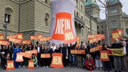 Environ 150 personnes ont manifesté devant le Palais fédéral à Berne mardi pour protester contre un éventuel retour du nucléaire en Suisse.