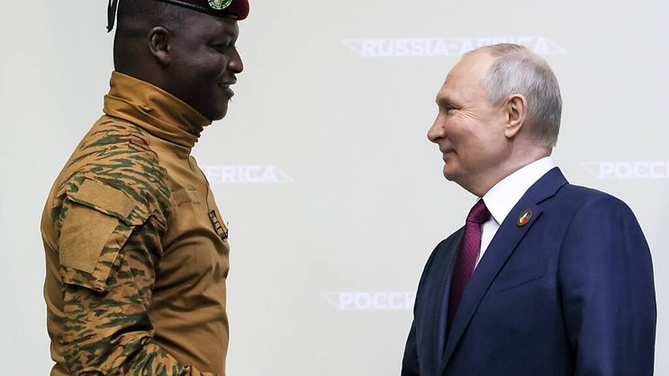Vladimir Poutine, à droite, avec le président durant la période de transition au Burkina Faso Ibrahim Traoré à St-Pétersbourg.