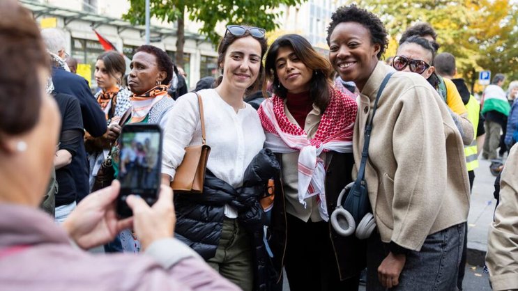 La députée européenne Rima Hassan s'est prêtée au jeu des selfies en marge d'une manifestation dénonçant la responsabilité des multinationales dans le conflit israélo-palestinien.