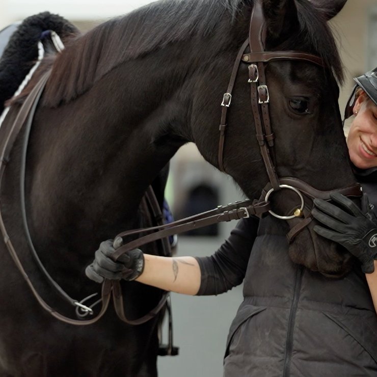 Mélinda exerce son métier de cavalière groom au sein de l’école d’équitation We Ride.