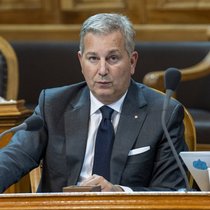Plusieurs parlementaires des cantons du Tessin et d'Uri, dont le conseiller aux Etats Marco Chiesa (UDC/TI), demandent une taxe de transit pour le trafic routier qui traverse la Suisse sans s'y arrêter (archives).