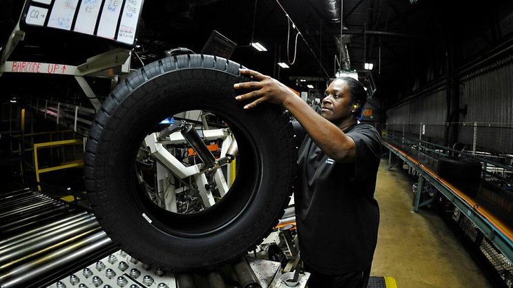 La fermeture de deux usines Michelin est devenue "inéluctable" en raison de la concurrence asiatique sur les pneus de camionnettes et poids lourds, mais aussi de la "dégradation de la compétitivité de l'Europe". (archives)