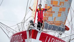 Alan Roura est le nouveau détenteur du record de la traversée de l’Atlantique Nord en monocoque et en solitaire: 7 jours, 16 heures et 55 minutes.