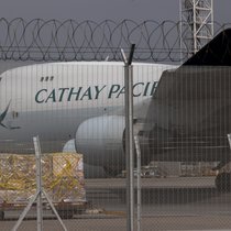 Cathay avait déjà doublé ses surcharges carburant sur la plupart de ses lignes en raison du conflit au Moyen-Orient et a prolongé cette semaine la suspension de ses vols à destination et en provenance de Dubaï et de Riyad jusqu'au 31 mai.