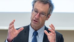 Le directeur de compenswiss Eric Beval a tiré la sonnette d'alarme sur les conséquences de la 13e rente AVS qui sera versée dès décembre 2026.