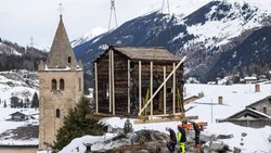 L'un des raccards de Bourg-St-Pierre a été transporté à Liddes pour y être rénové dans le cadre d'un projet de revalorisation touristique.