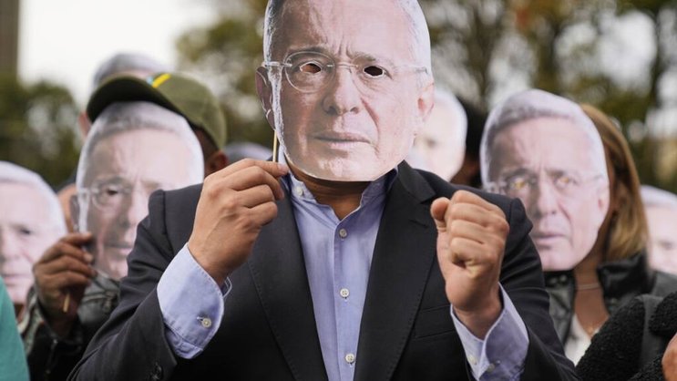 Des partisans de l'ancien président colombien Alvaro Uribe ont manifesté lundi à Bogota, devant le tribunal.
